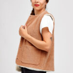 I AM Hathor veste sans manche doublée boutonnée en velours côtelé marron et fausse fourrure mouton de profil