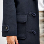 I AM Rê patron de couture duffle coat femme lainage caban bleu détail poche et boutonnage