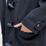 I AM Rê patron de couture duffle coat femme lainage caban bleu détail poche et brandebourgs